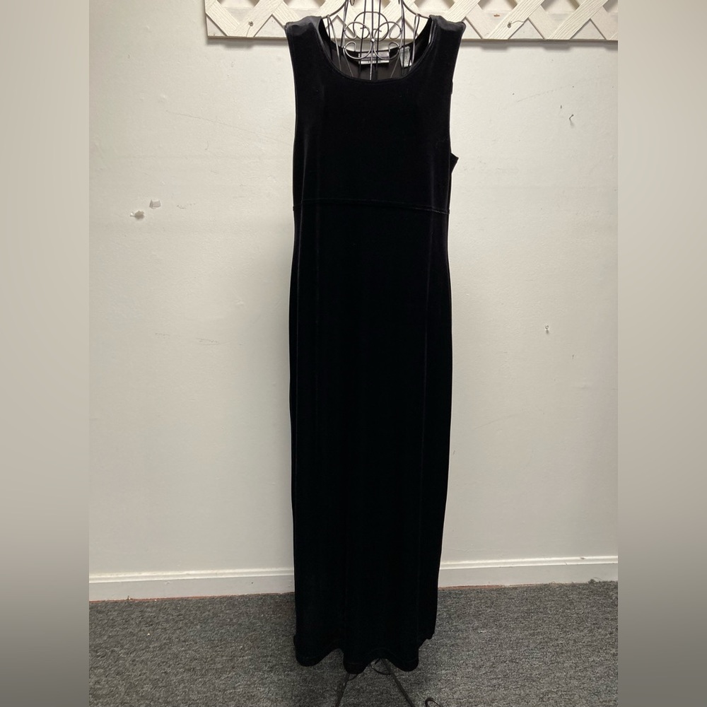 $20 Amanda Smith black velvet gown size 14 Petite gently used